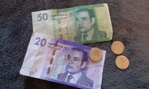 Banknoty 20 i 50 dirhamów, czyli walutą, jaką płaci się w Maroko, oraz monety.