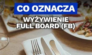Co to znaczy wyżywienie full board (FB)? Talerze z jedzeniem i nakrycie stołu sugerują obfitość posiłków.