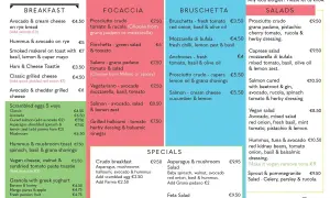 Menu z opcjami śniadaniowymi, focaccią, bruschettą i sałatkami. Sprawdź, ile kosztuje obiad na Malcie, np. sałatka z prosciutto za 9,50 €.