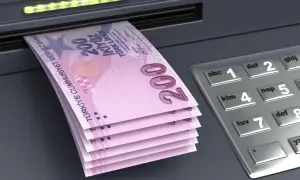 Banknoty 200 lir tureckich wychodzące z bankomatu. Czy w Turcji można płacić euro? Raczej nie, lepiej mieć lokalną walutę.