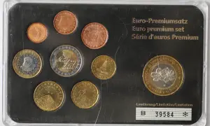 Zestaw monet euro z Słowenii. Widać monety z różnymi nominałami i wizerunkami, pokazujące, jaką walutę ma Słowenia.