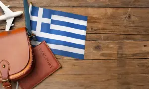 Podróż do Grecji? Paszport, torebka i model samolotu czekają. Pamiętaj, że jaką walutę ma Grecja, to euro.