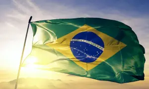 Flaga Brazylii powiewa na tle nieba. Czy jest waluta o nazwie real? Tak, to brazylijska waluta.