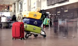 Ile ma ważyć walizka do samolotu? Uniknij dodatkowych opłat!