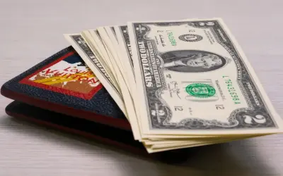 Portfel z banknotami 2 dolary. Zastanawiasz się, jaką walutę zabrać na bal? Może warto mieć przy sobie dolary na wszelki wypadek.