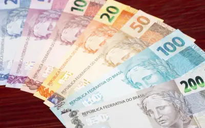Różne nominały brazylijskich realów, od 2 do 200. Planujesz podróż i zastanawiasz się, jaką walutę zabrać do Brazylii? Real to odpowiedź!