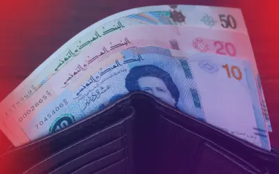 Portfel z dinarami tunezyjskimi. Taką walutą można płacić w Tunezji. Widoczne nominały 10, 20, 50.