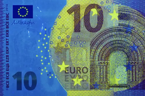 10 euro banknot pod światłem UV. Francja, jak wiele krajów UE, używa euro jako waluty.