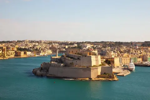 Fortyfikacje i zabudowania miasta na Malcie, z widocznym portem i jachtami. Czy Malta to miasto? Tak, to stolica!