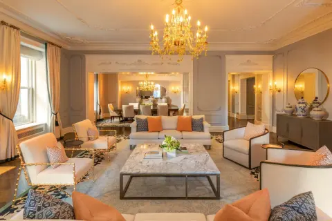 Elegancki salon z marmurowym stolikiem i złotym żyrandolem. Zastanawiasz się, ile kosztuje doba w hotelu Plaza w Nowym Jorku?