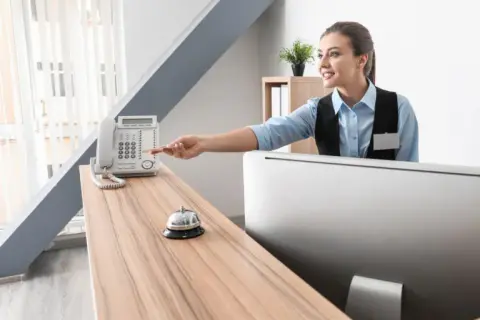 Ile godzin pracuje recepcjonistka w hotelu? Zaskakujące fakty o zmianach
