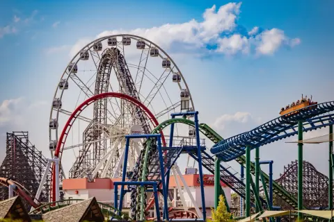 W Energylandii jest mnóstwo atrakcji! Widać diabelski młyn, rollercoaster i inne ekscytujące maszyny.