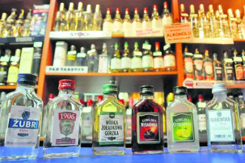Małe butelki wódki na półce sklepowej. Zastanawiasz się, ile kosztuje wódka na Malcie?