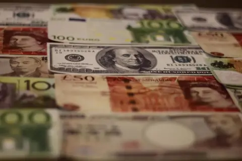 Różne waluty świata, w tym dolary i euro. Choć Irlandia używa euro, na zdjęciu widać też inne waluty.