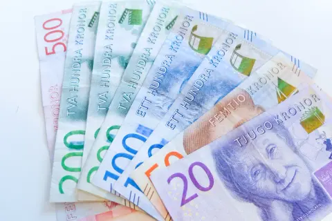 Szwedzkie banknoty: 500, 200, 100, 50 i 20 koron. To właśnie te waluty sek są widoczne na zdjęciu.
