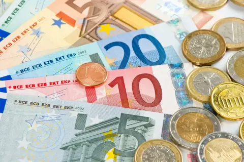 Na Cyprze płaci się euro. Widoczne banknoty 5, 10, 20 i 50 euro oraz monety euro.