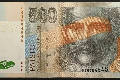Słowacja kiedyś używała korony słowackiej, jak ta banknot 500 korun. Teraz jest euro.