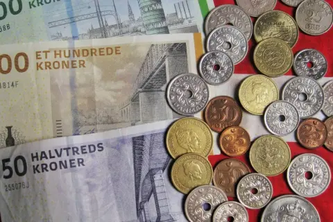 Dania ma walutę zwaną koroną duńską. Na zdjęciu widać banknoty 50, 100 i 200 koron oraz monety.