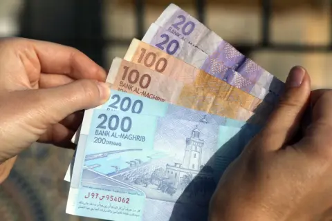 Ręka trzyma marokańskie dirhamy. Czy w Maroko można płacić dolarami? Raczej nie, lepiej mieć lokalną walutę.