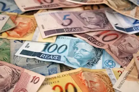 Stos banknotów, gdzie walutą jest real. Widać nominały 100, 10, 5 i 2.