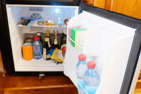 Czy minibar w hotelu jest płatny? Sprawdź, aby uniknąć niespodzianek