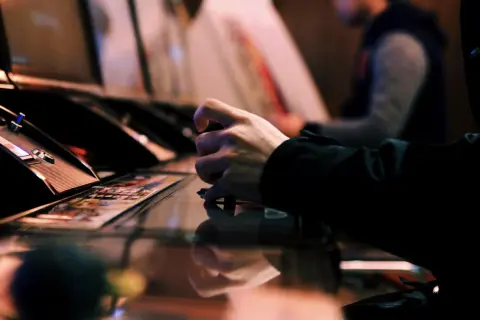 Kompletny Przewodnik po Automatach Online: Zmienność i Funkcje Bonusowe Wyjaśnione