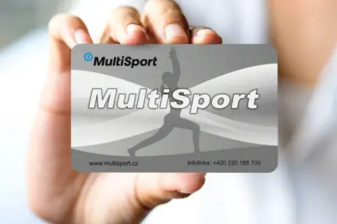 Karta MultiSport w dłoni. Czy na Termy Maltańskie można wejść na Multisport? Sprawdź na stronie www.multisport.cz.