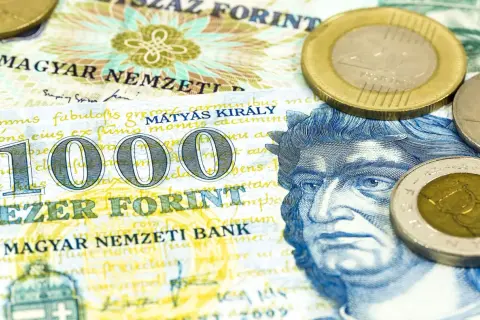 Węgry mają forinty. Na zdjęciu banknot 1000 forintów z wizerunkiem króla Macieja Korwina i monetami.