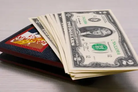 Portfel z banknotami 2 dolary. Zastanawiasz się, jaką walutę zabrać na bal? Może warto mieć przy sobie dolary na wszelki wypadek.