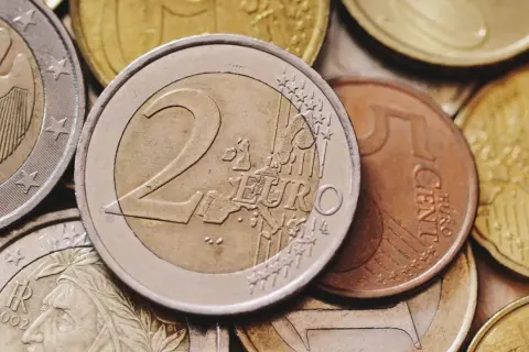 Monety euro, w tym dwu- i pięciocentowe, pokazują, jaką walutę ma Czarnogóra.