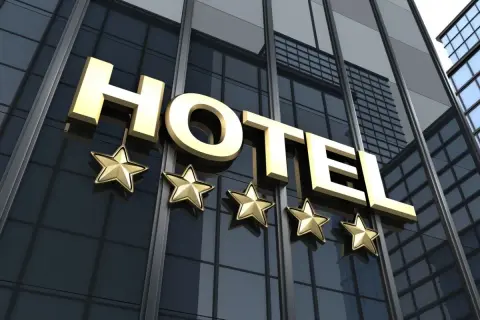 Złote litery "HOTEL" i pięć gwiazdek na szklanej fasadzie. Zastanawiasz się, ile zarabia tester hoteli?