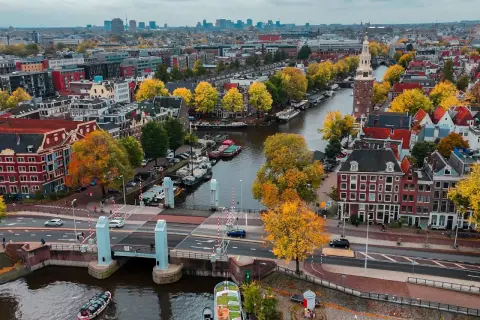 Jesień w Amsterdamie. Czy Holandia jest bezpiecznym krajem? Spokojne kanały, mosty i ruch uliczny sugerują, że tak.