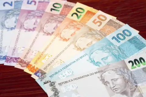 Różne nominały brazylijskich realów, od 2 do 200. Planujesz podróż i zastanawiasz się, jaką walutę zabrać do Brazylii? Real to odpowiedź!