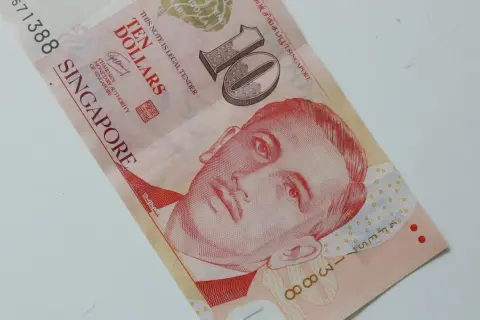 Dolar singapurski to waluta, jaką zabrać do Singapuru. Na zdjęciu banknot 10 dolarów.