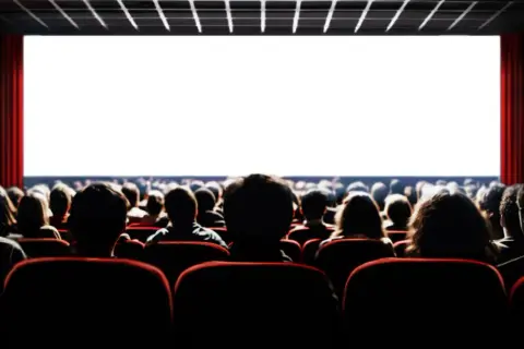 Najlepsze hotele z dostępem do serwisów VOD z lektorem i napisami