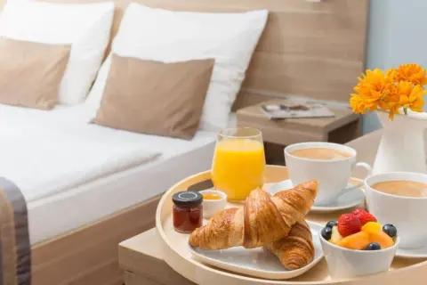 Hotel resort co to znaczy? Poznaj różnice i unikalne usługi