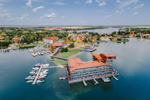 Hotel Ptasia Wyspa: Luksusowy wypoczynek na Mazurach nad jeziorem