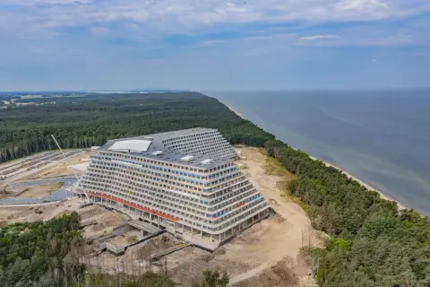 Ogromny hotel Gołębiewski w Pobierowie w budowie, tuż przy lesie i morzu. Trudno oszacować, ile kosztował hotel Gołębiewski w Pobierowie, ale skala budowy robi wrażenie.