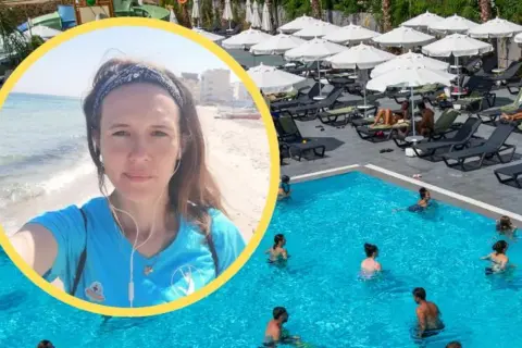 Kobieta w okręgu na tle basenu i plaży. Zastanawiasz się, ile zarabia animator w Turcji?