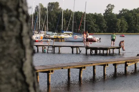 Pole namiotowe nad Jeziorem Średnim w Turawie: co warto wiedzieć przed biwakiem?
