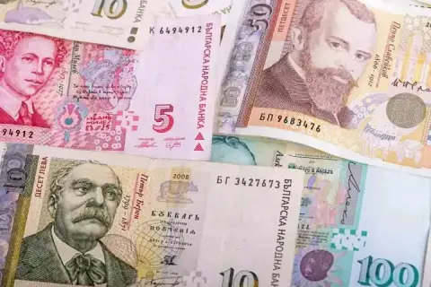 Bułgarskie lewy, czyli jaką walutę ma Bułgaria. Widoczne banknoty o nominałach 5, 10, 50 i 100 lewów.