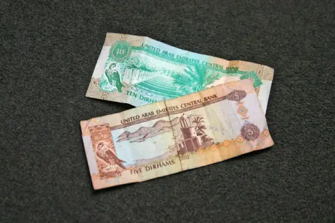 W Dubaju zapłacisz dirhamami. Na zdjęciu banknoty 5 i 10 dirhamów ZEA.