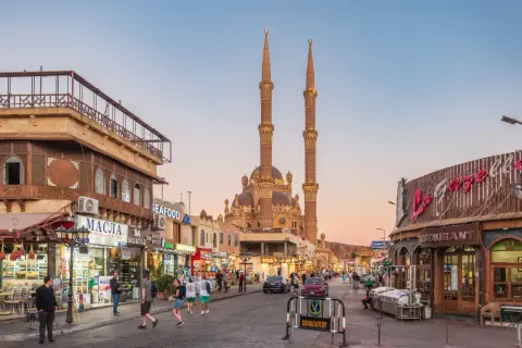 Tętniąca życiem ulica w Sharm El Sheikh z meczetem w tle. Turyści spacerują, robią zakupy. Czy w Sharm El Sheikh jest bezpiecznie? Tak, wygląda na to, że tak.