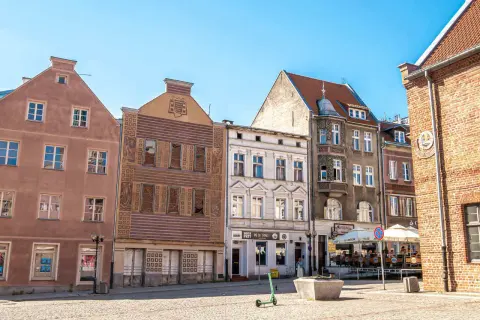 Kolorowe kamienice na Starym Mieście w Olsztynie. Warto zobaczyć w Olsztynie urokliwy rynek z kawiarniami i zabytkową architekturą.