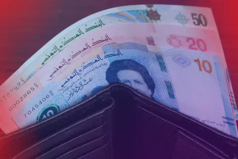 Portfel z dinarami tunezyjskimi. Taką walutą można płacić w Tunezji. Widoczne nominały 10, 20, 50.