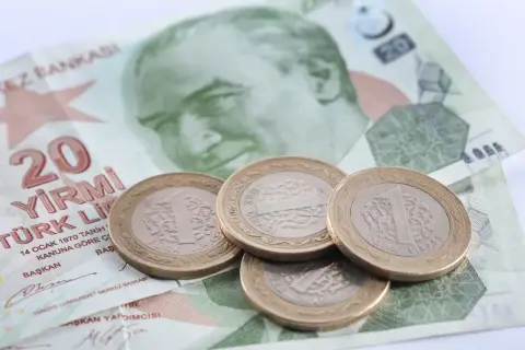 Jaka waluta do Turcji najlepsza? Uniknij błędów i oszczędź na wymianie!