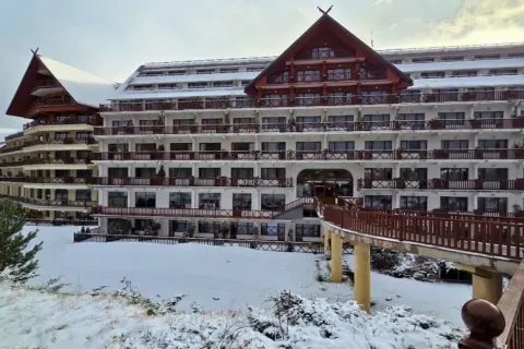 Wielopiętrowy hotel Gołębiewski w zimowej scenerii. Czy ma 5 gwiazdek? Trudno ocenić po fasadzie, ale wygląda imponująco.