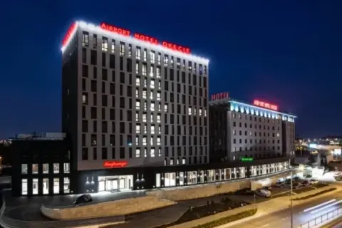 Jak dojechać do hotelu Airport Okęcie - tanie i szybkie opcje transportu