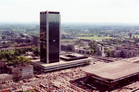 Warszawski Marriott, wysoki na 170 metrów, ma 42 piętra. Widać go na tle miasta z lotu ptaka.