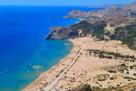Piękna plaża z turkusową wodą i leżakami. Czy Rodos jest bezpieczne? Tak, to raj dla turystów!
